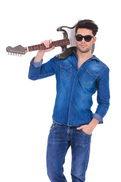 Junger Cooler Gitarrist Mit Gitarre Auf Der Schulter Auf Weißem — Stockfoto