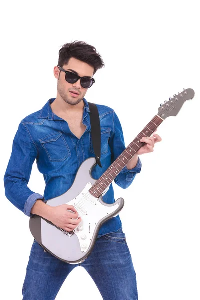 Retrato Jovem Guitarrista Tocando Uma Guitarra Elétrica Bacgrkound Branco — Fotografia de Stock