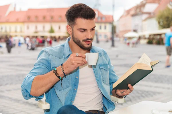 Uomo Occasionale Che Beve Caffè Città Legge Libro Mentre Seduto — Foto Stock