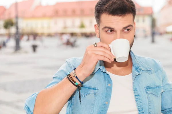 有吸引力的休闲男人的肖像在咖啡馆的城市 并期待一边 户外图片的咖啡休息 — 图库照片