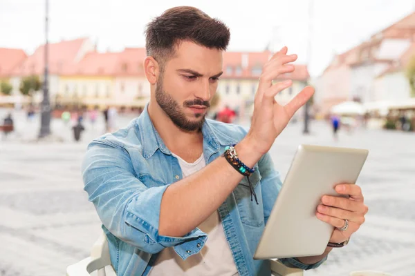 Retrato Del Hombre Casual Revisando Tableta Ciudad Mientras Sienta Caffe — Foto de Stock