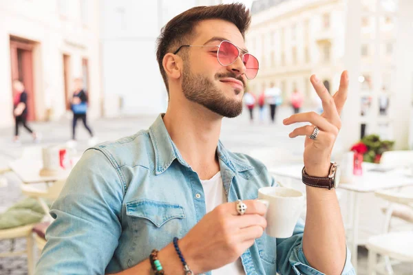 Gururlu Adam Yan Gülümseyen Bir Kafede Kahve Dışında Seyir Güneş — Stok fotoğraf