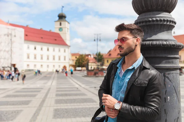 Portrait Young Man Wearing Sunglasses Leaning Lighting Pole City Looking — Stock Photo, Image