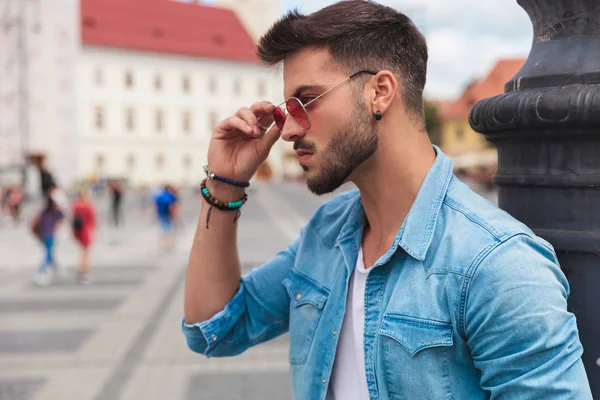 Sexy Casual Hombre Fijación Gafas Sol Fuera Ciudad Mira Lado —  Fotos de Stock