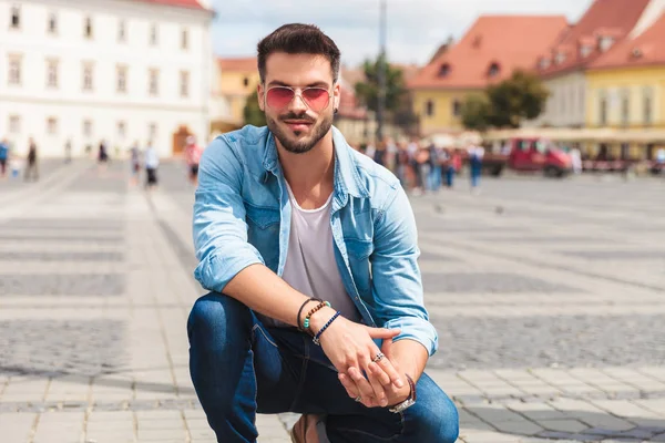 Sonriente Hombre Casual Con Gafas Sol Arrodilla Fuera Calle Peatonal — Foto de Stock