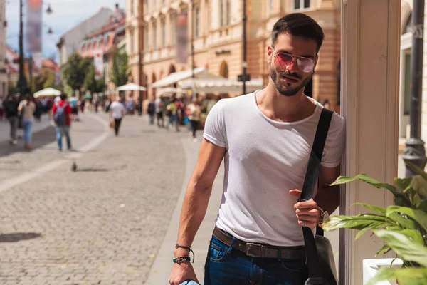 Portrait Handsome Casual Man Leaning Pole City Center Smiling — Stock Photo, Image