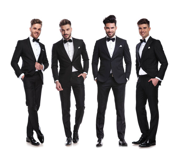 Elegante Grupo Cuatro Hombres Pie Sobre Fondo Blanco Con Las — Foto de Stock