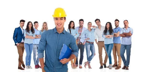 Sonriente Líder Estudiante Ingeniería Sosteniendo Bloc Notas Mientras Equipo Casual — Foto de Stock