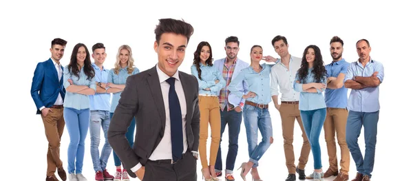 Equipo Casual Joven Con Líder Hombre Negocios Relajado Pie Delante — Foto de Stock