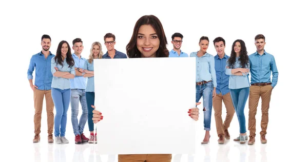 Ler Affärskvinna Teamledare Håller Tom Kartong Framför Hennes Casual Grupp — Stockfoto