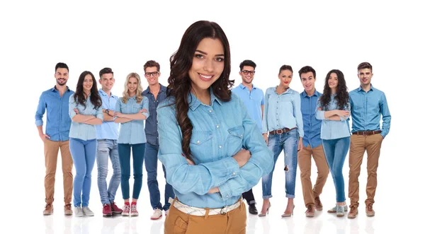 彼女のカジュアルなグループの手で白い背景の上に立っている若い自信を持って女性を越え 青いシャツを着た — ストック写真