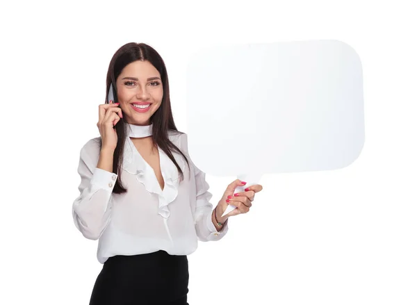 Retrato Mulher Negócios Sorrindo Falando Telefone Segurando Uma Bolha Fala — Fotografia de Stock