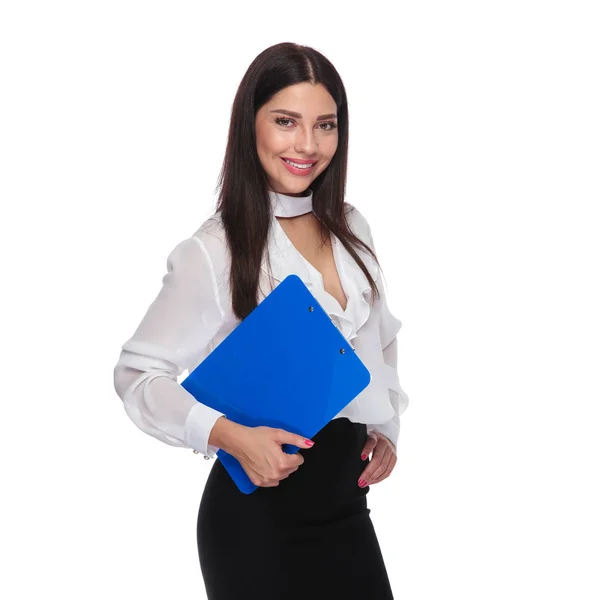 Retrato Jovem Mulher Negócios Morena Segurando Uma Área Transferência Azul — Fotografia de Stock