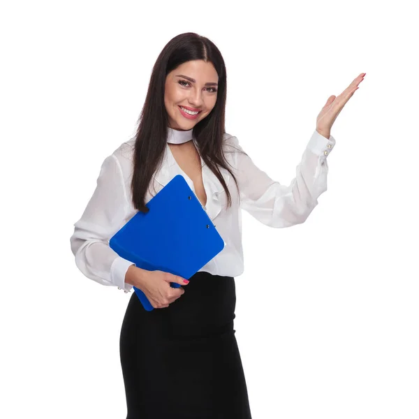 Retrato Mujer Negocios Sonriente Presentándose Lado Mientras Sostiene Portapapeles Azul — Foto de Stock