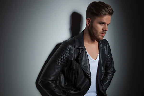 Portrait Unshaved Man Leather Jacket Leaning Wall Looking Side — Stock Photo, Image