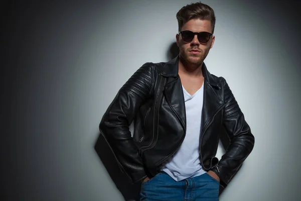 Portrait Relaxed Man Wearing Sunglasses Leather Jacket While Leaning Grey — Stock Photo, Image