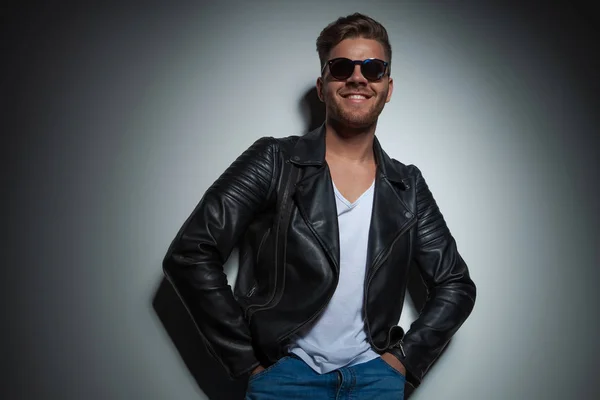 Portrait Joyful Man Wearing Black Leather Jacket Sunglasses Leaning Grey — Stock Photo, Image