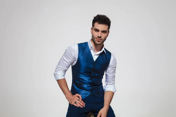 Portrait Beau Jeune Homme Vêtu Une Veste Bleue Assis Sur — Photo