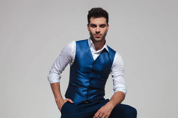 Ritratto Uomo Rilassato Elegante Che Indossa Gilet Blu Seduto Con — Foto Stock