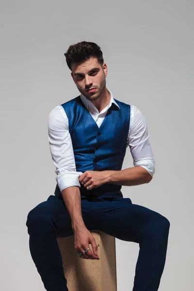 Assis Élégant Homme Portant Gilet Bleu Fixe Ses Manches Chemise — Photo