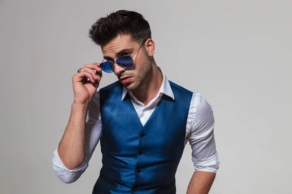 Portret Van Aantrekkelijke Man Draagt Een Blauw Vest Vaststelling Zonnebril — Stockfoto