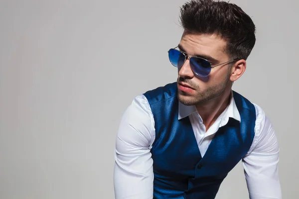 Portrait Homme Élégant Détendu Portant Gilet Bleu Des Lunettes Soleil — Photo