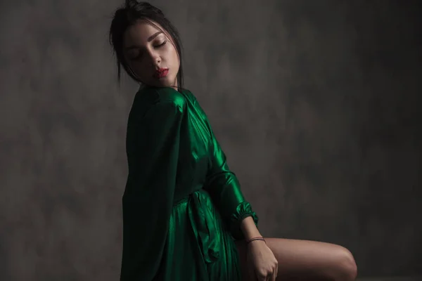 Vista Lateral Hermosa Mujer Vestido Verde Posando Sensualmente Mientras Está — Foto de Stock