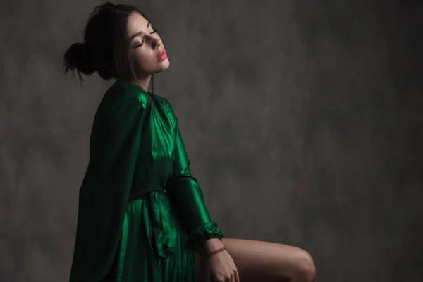 Retrato Mulher Sensual Vestindo Vestido Seda Verde Sentado Sobre Fundo — Fotografia de Stock