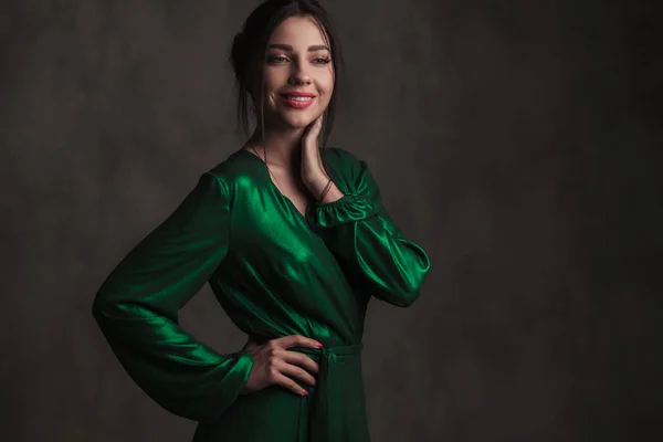 Портрет Красивої Брюнетки Зеленій Довгій Сукні Посміхаючись Дивлячись Бік Стоячи — стокове фото