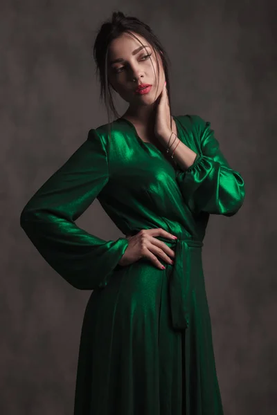 Retrato Mulher Sensual Vestido Seda Verde Olhando Para Lado Enquanto — Fotografia de Stock