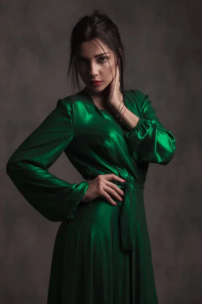 Retrato Mujer Elegante Vestido Seda Verde Mirando Seductora Sosteniendo Cuello — Foto de Stock