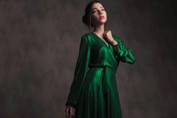 Retrato Menina Sonhadora Vestindo Vestido Verde Olhando Para Lado Enquanto — Fotografia de Stock