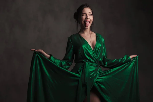 Mulher Alegre Segurando Seu Vestido Verde Faz Rosto Louco Olha — Fotografia de Stock