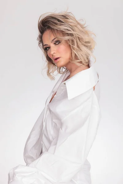 Side View Sensual Blonde Woman Wearing Bouffant White Shirt While — Stock Photo, Image