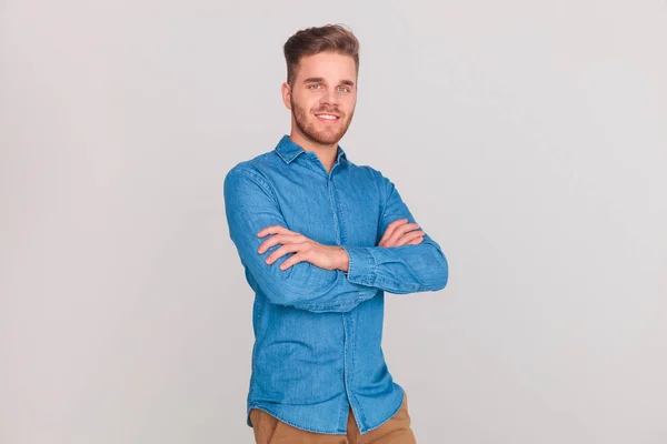 Retrato Homem Casual Confiante Com Mãos Dobradas Fundo Cinza Claro — Fotografia de Stock