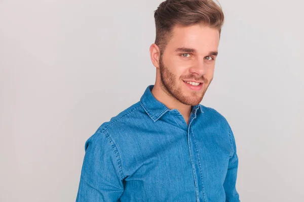 Retrato Hombre Casual Sonriente Camisa Azul Pie Sobre Fondo Gris — Foto de Stock