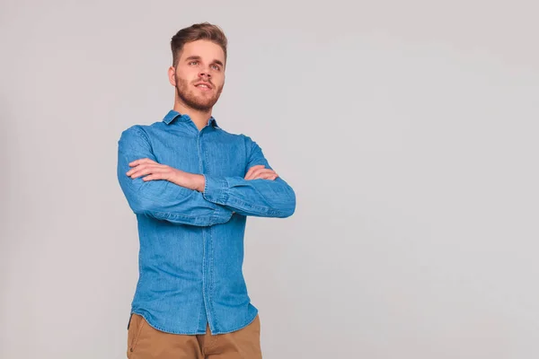 Retrato Hombre Casual Confiado Mirando Hacia Lado Mientras Está Pie —  Fotos de Stock