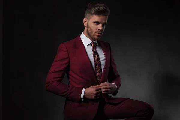 Elegante Hombre Abotonando Traje Rojo Sentado Una Silla Madera Sobre — Foto de Stock