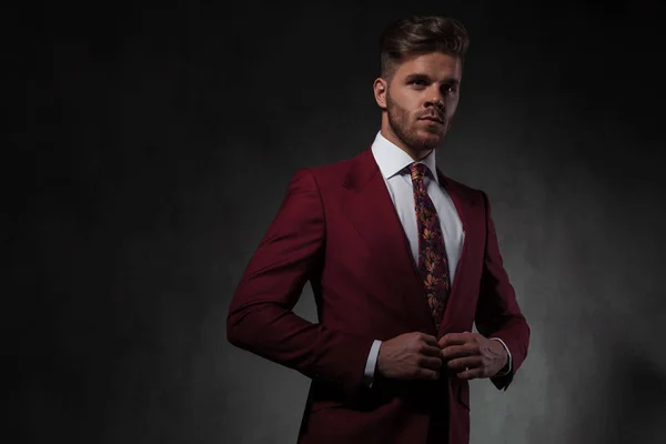 Retrato Homem Bonito Abotoando Seu Terno Vermelho Olhando Para Lado — Fotografia de Stock