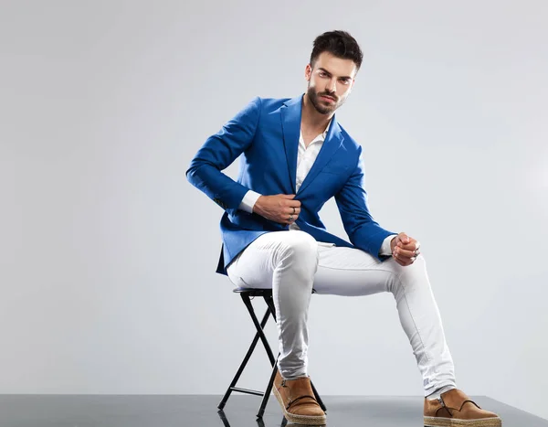 Seductor Hombre Traje Azul Sentado Una Silla Madera Inclinado Hacia —  Fotos de Stock