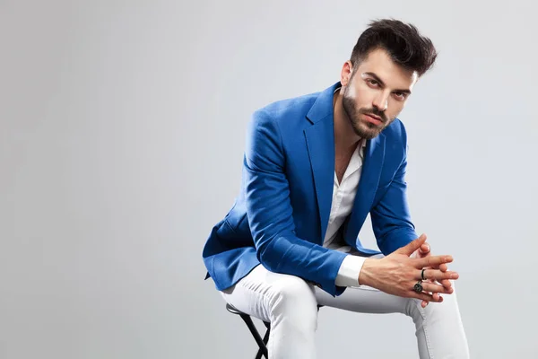 Ritratto Bell Uomo Elegante Casual Abito Blu Seduto Una Sedia — Foto Stock