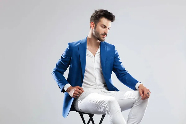 Podobizna Sedící Smart Casual Muže Sobě Modrý Oblek Světle Šedém — Stock fotografie