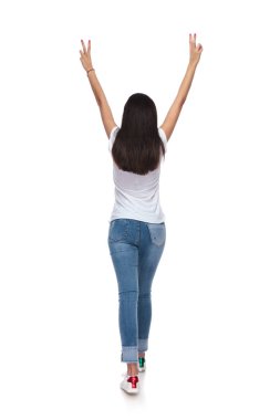 arkadan görünüşü barış işareti, tam vücut resim yapma yürüyüş ve beyaz arka plan üzerinde havada eliyle kutluyor kadın