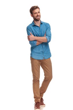 elleri ile mutlu bir casual adam yan görünüm beyaz arka plan üzerinde çarpı işareti