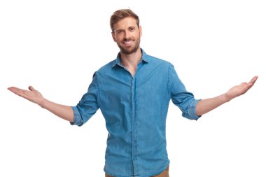 Genç casual adam beyaz arka plan üzerinde bir gülümseme ile karşılama