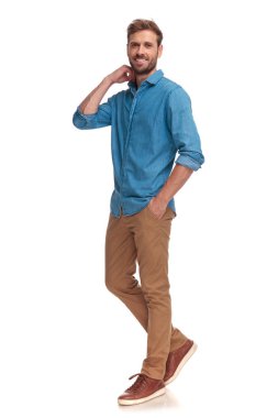 yürüyüş ve onun yaka beyaz arka plan üzerinde sabitleme genç casual adam