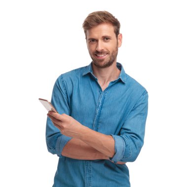 Beyaz arka plan üzerinde cep telefonuna sms mesajı genç casual öğrenci yazıyor