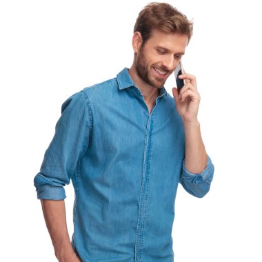 Beyaz arka plan üzerinde telefonda konuşan bir gülümseyen casual adam yan görünüm