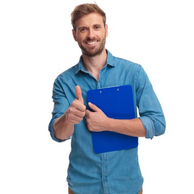 genç öğrenci bir pano tutarak ok işareti beyaz arka plan üzerinde yapar.
