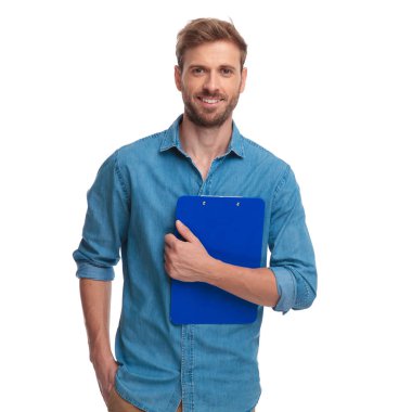 Pano, göğsü beyaz arka planda tutan genç casual adam